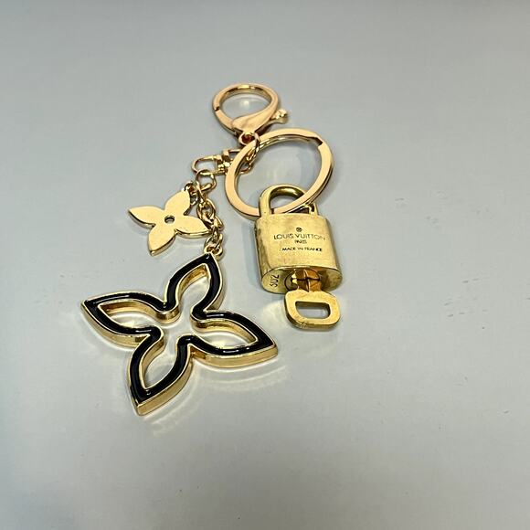 Louis Vuitton Lock and Key Set # 301 with a Fashion Flower Keychain - Picture 4 of 4